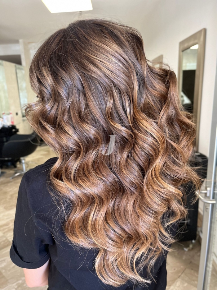 Foto di donna con capelli lunghi castano medio sabbia