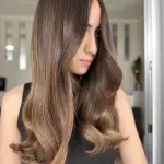 Foto di donna con capelli lunghi castano medio sabbia