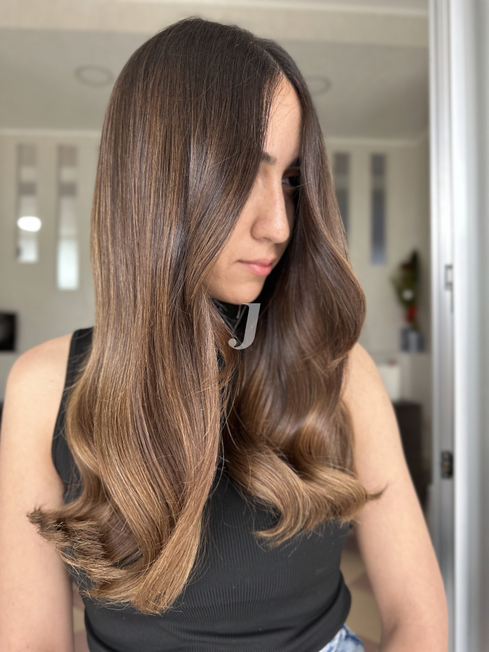 Foto di donna con capelli lunghi castano medio sabbia