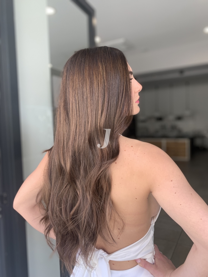 Foto di donna con capelli lunghi castano medio sabbia