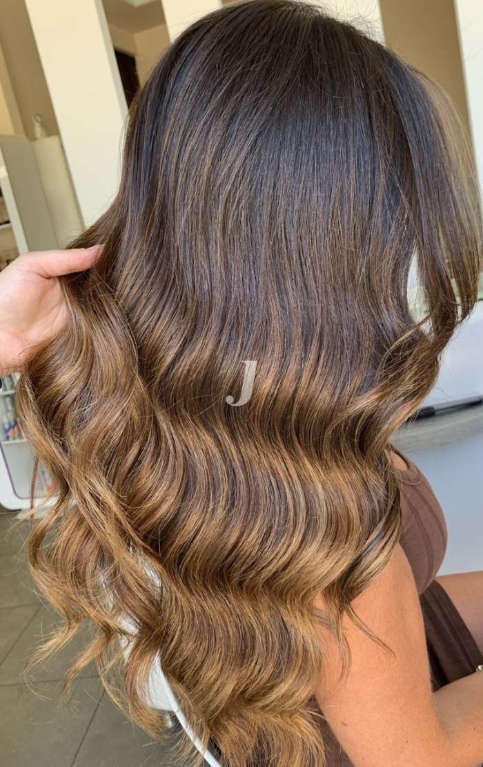 Foto di donna con capelli lunghi castano medio sabbia