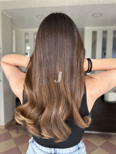 Foto di donna con capelli lunghi castano medio sabbia