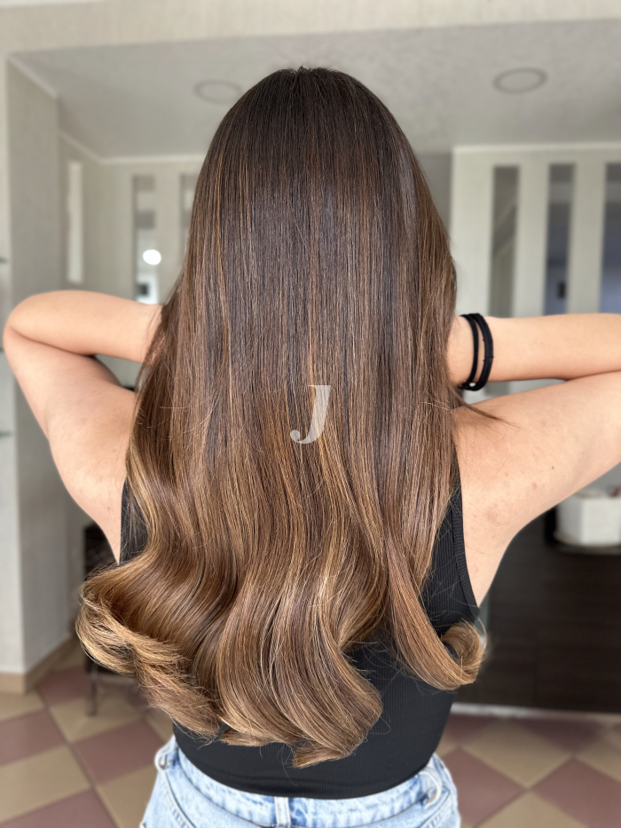 Foto di donna con capelli lunghi castano medio sabbia