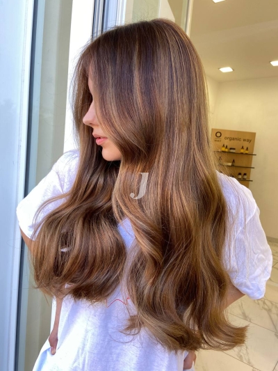 Foto di donna con capelli lunghi castano medio sabbia