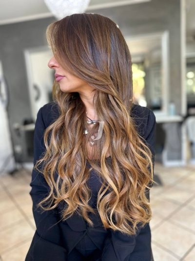 Foto di donna con capelli lunghi castano medio sabbia