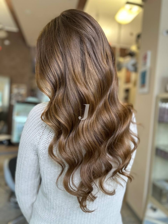 Foto di donna con capelli lunghi castano medio sabbia