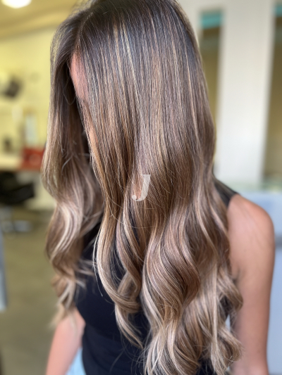 Foto di donna con capelli lunghi castano medio sabbia