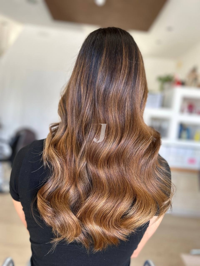 Foto di donna con capelli lunghi castano medio sabbia