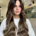 Foto di donna con capelli lunghi castano medio sabbia
