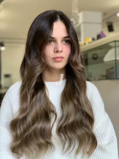 Foto di donna con capelli lunghi castano medio sabbia