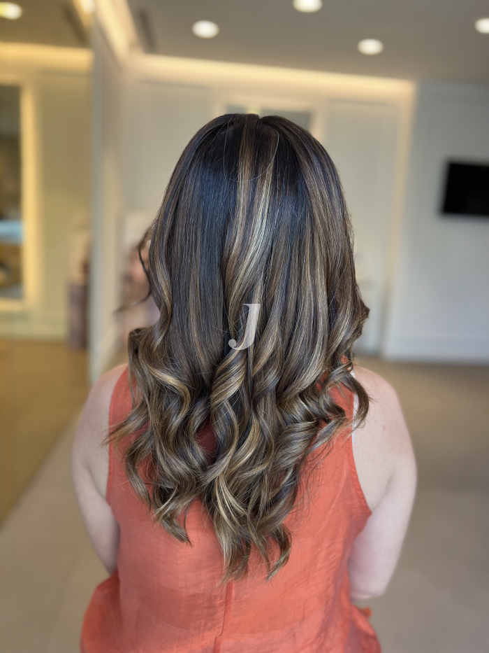 Foto di donna con capelli lunghi castano medio sabbia