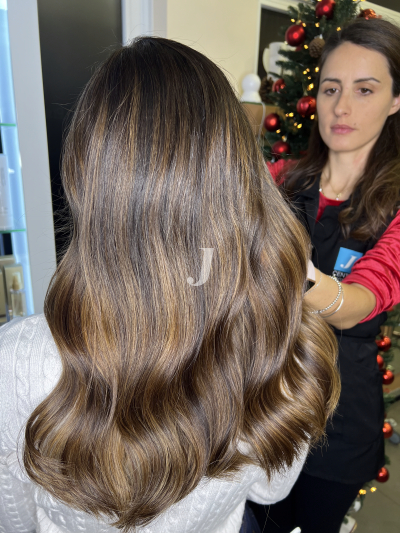 Foto di donna con capelli lunghi castano medio sabbia