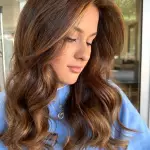 Foto di donna con capelli lunghi castano medio sabbia