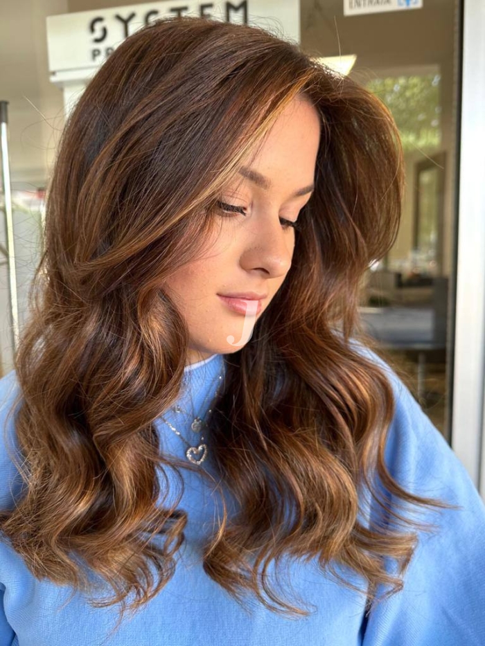 Foto di donna con capelli lunghi castano medio sabbia