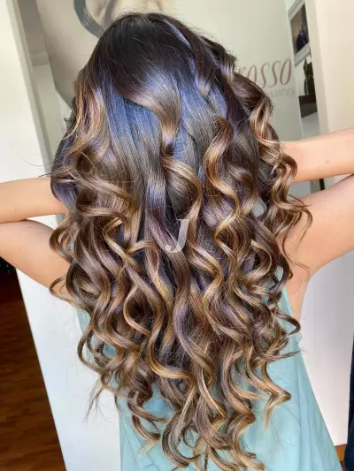 Foto di donna con capelli lunghi castano medio sabbia