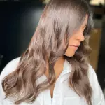 Foto di donna con capelli lunghi castano medio sabbia