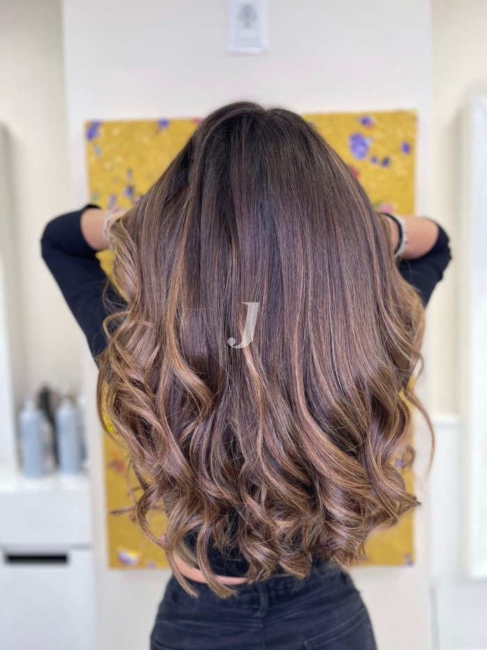 Foto di donna con capelli lunghi castano medio sabbia