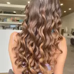 Foto di donna con capelli lunghi castano medio sabbia