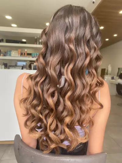 Foto di donna con capelli lunghi castano medio sabbia