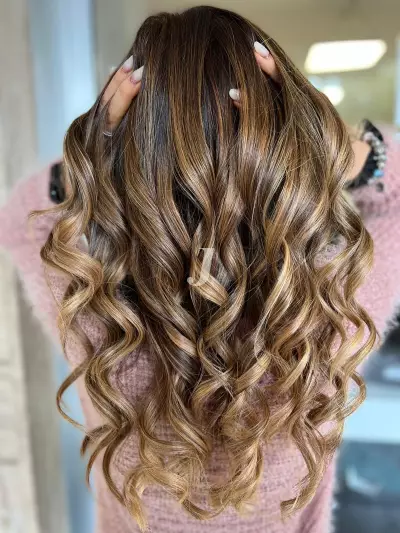 Foto di donna con capelli lunghi castano medio sabbia