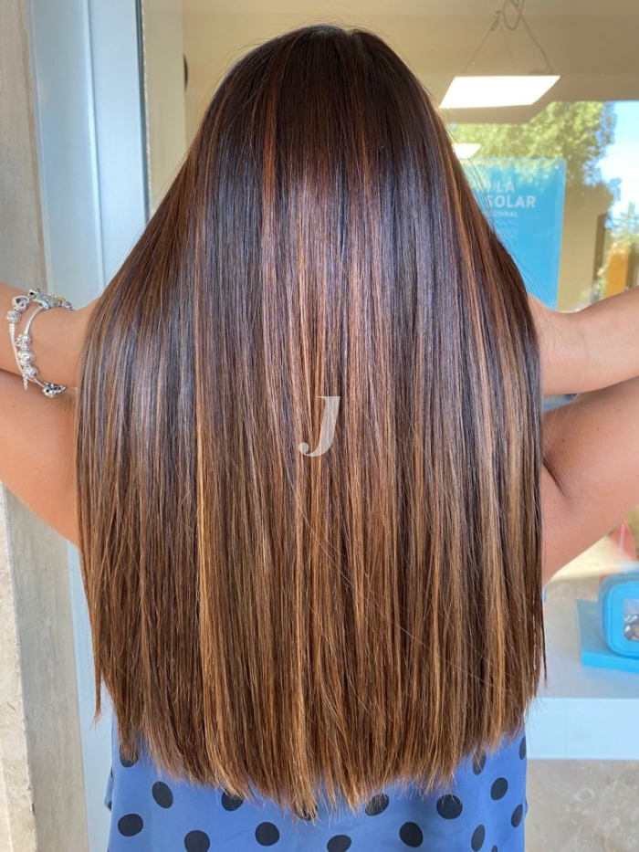 Foto di donna con capelli lunghi castano medio sabbia