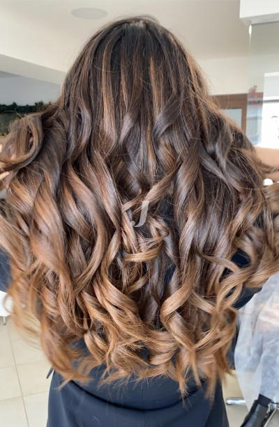 Foto di donna con capelli lunghi castano medio sabbia