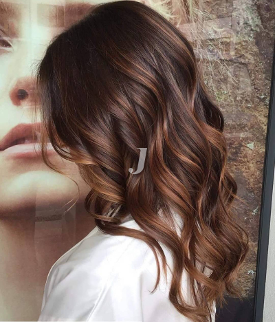 Foto di donna con capelli lunghi castano medio sabbia