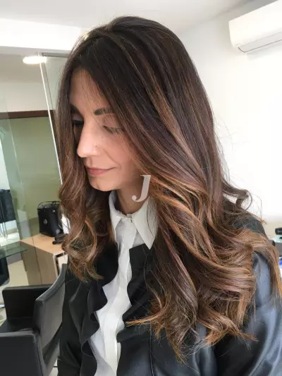 Foto di donna con capelli lunghi castano medio sabbia