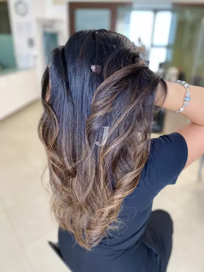 Foto di donna con capelli lunghi castano medio sabbia