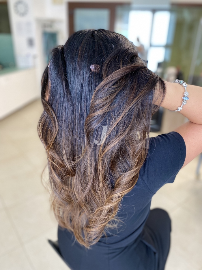 Foto di donna con capelli lunghi castano medio sabbia