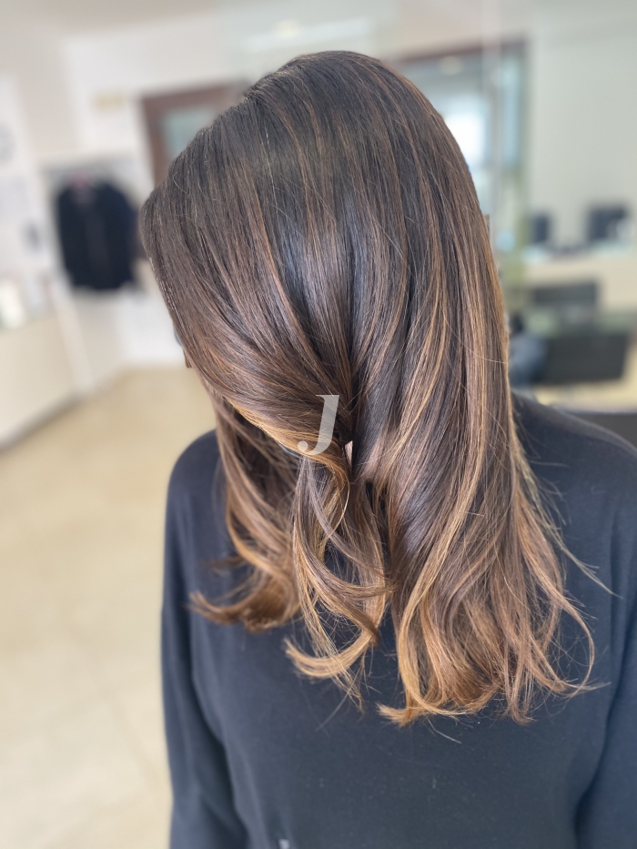 Foto di donna con capelli lunghi castano medio sabbia