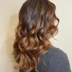 Foto di donna con capelli lunghi castano medio sabbia