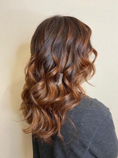 Foto di donna con capelli lunghi castano medio sabbia