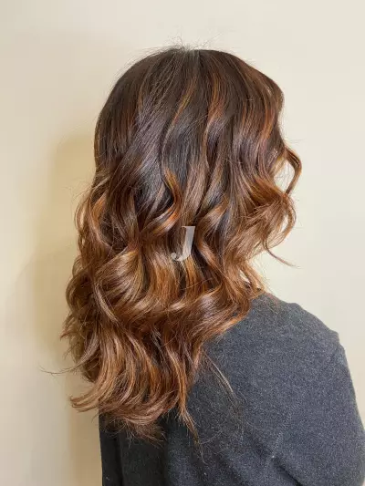 Foto di donna con capelli lunghi castano medio sabbia