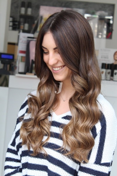 Foto di donna con capelli lunghi castano medio sabbia