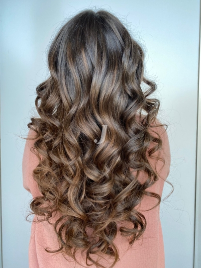 Foto di donna con capelli lunghi castano medio sabbia