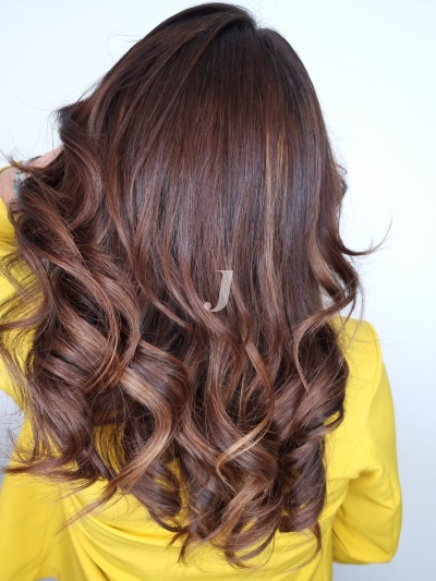 Foto di donna con capelli lunghi castano medio sabbia