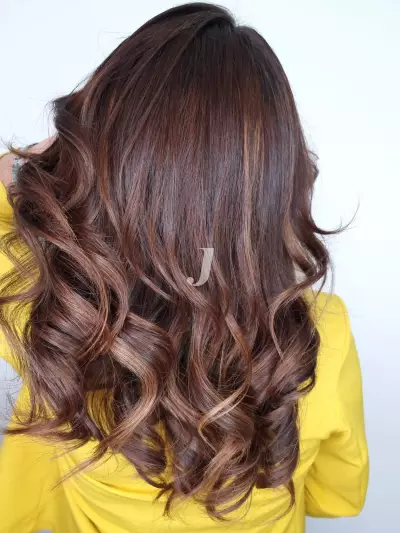 Foto di donna con capelli lunghi castano medio sabbia