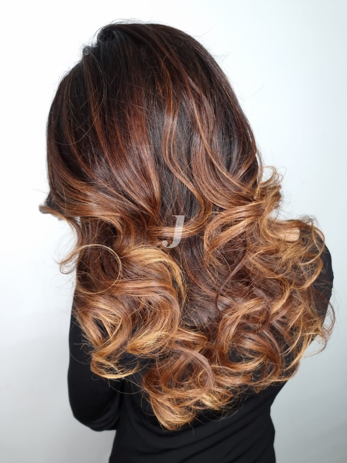 Foto di donna con capelli lunghi castano medio sabbia