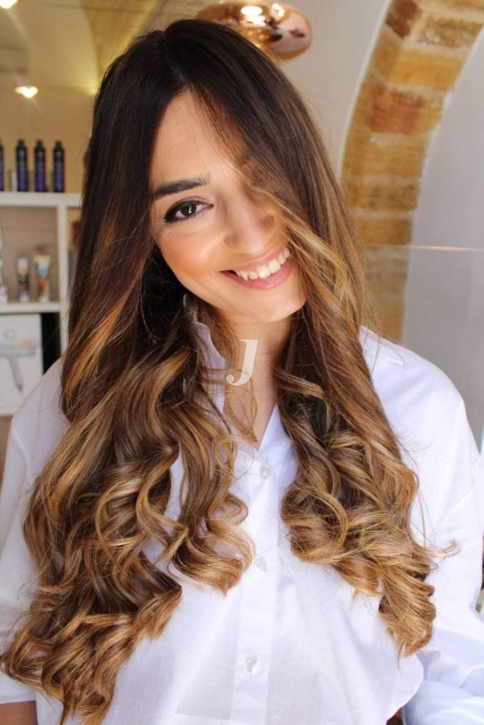 Foto di donna con capelli lunghi castano medio sabbia