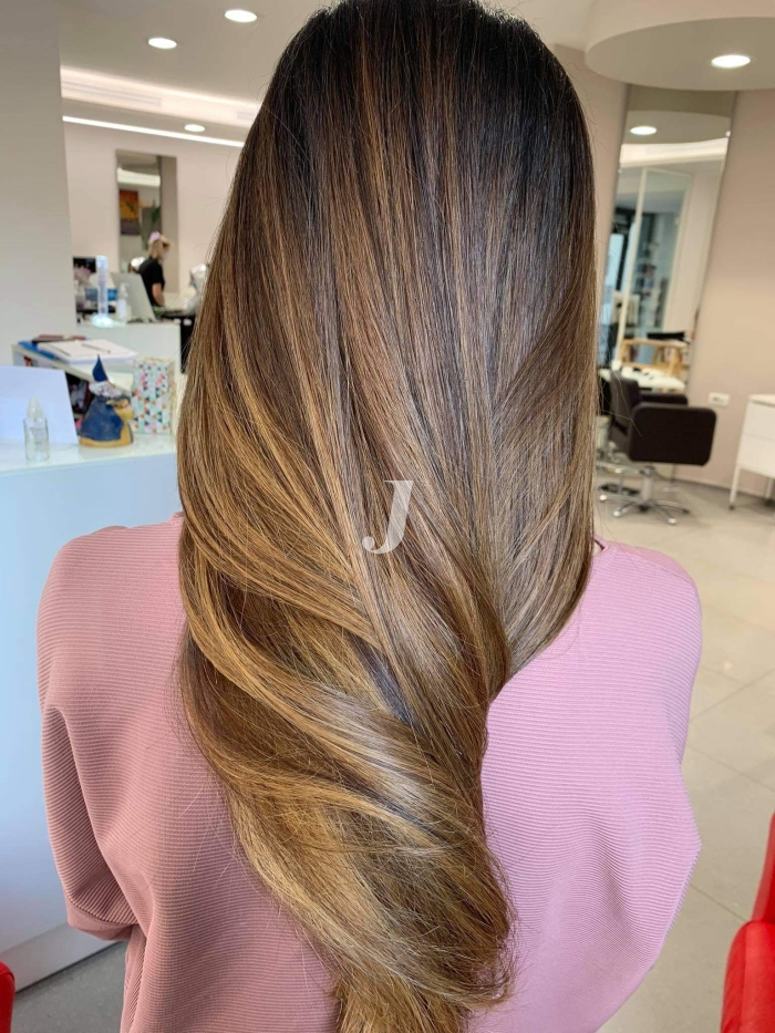 Foto di donna con capelli lunghi castano medio sabbia