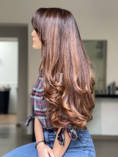 Foto di donna con capelli lunghi castano medio sabbia
