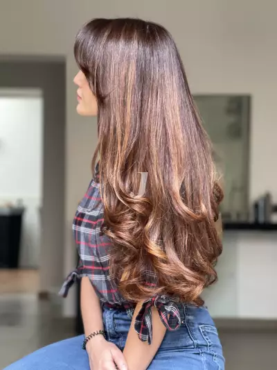 Foto di donna con capelli lunghi castano medio sabbia