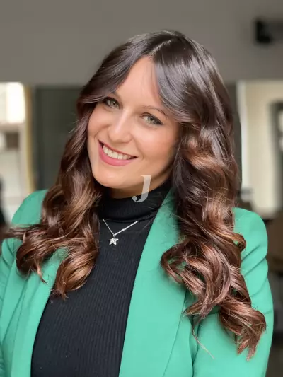 Foto di donna con capelli lunghi castano medio sabbia