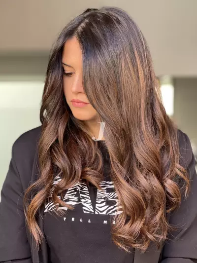 Foto di donna con capelli lunghi castano medio sabbia