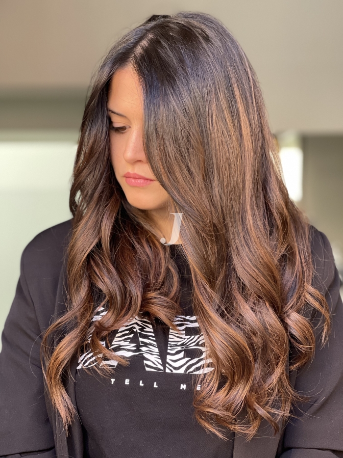 Foto di donna con capelli lunghi castano medio sabbia