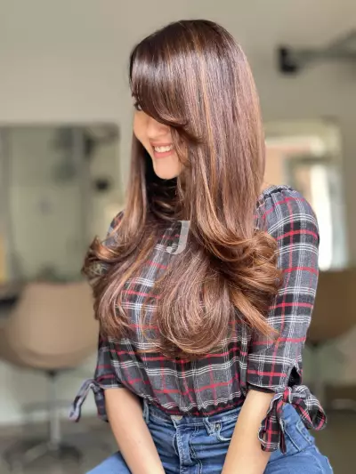 Foto di donna con capelli lunghi castano medio sabbia