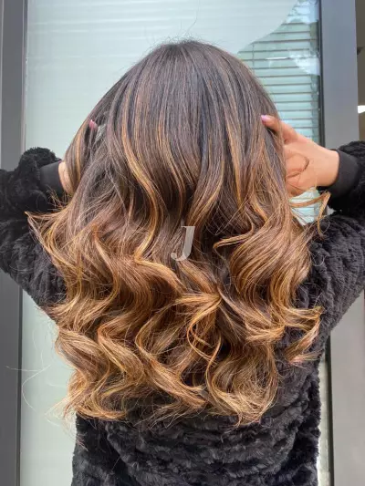 Foto di donna con capelli lunghi castano medio sabbia