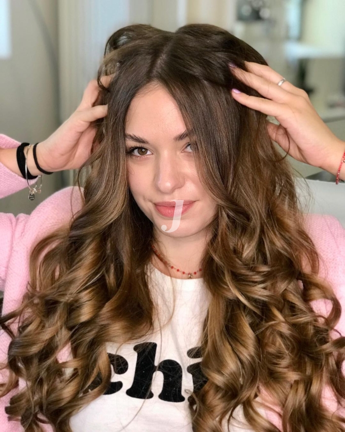 Foto di donna con capelli lunghi castano medio sabbia