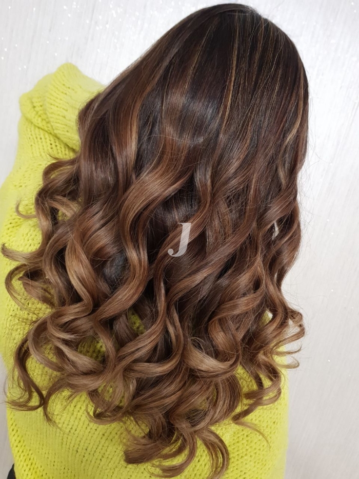 Foto di donna con capelli lunghi castano medio sabbia